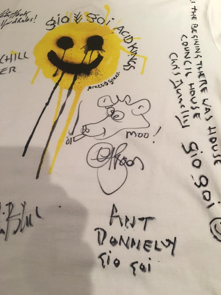 A white T-shirt covered in drawings and signatures, signed Ant Donnelly, giogoi